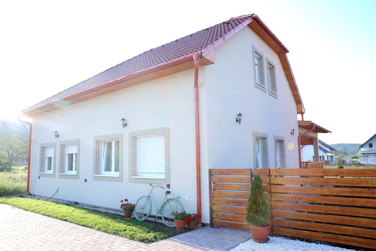 A Zoldbiciklis Haz Apartment Egerszalok Exterior photo